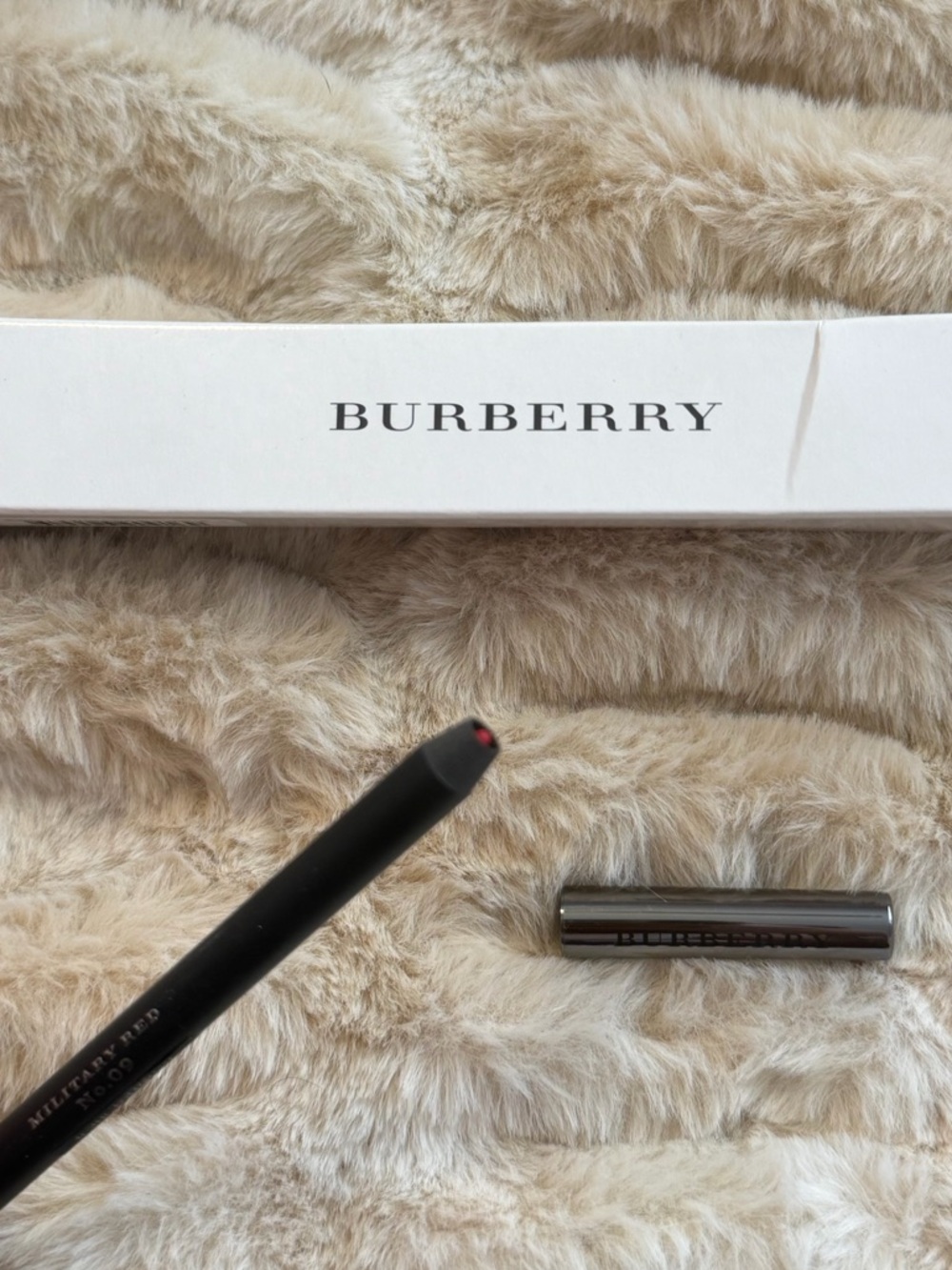 Burberry Lip Definer Pencil in Military Red - Picture 2 of 2